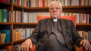 l cardenal Gerhard Müller en su estudio de Roma, el 28 de julio de 2022.