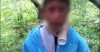 Niño de diez años con un cartucho de dinamita en el cuello