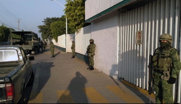 Elementos de la Sedena revisaron al personal que ingresó a la refinería.