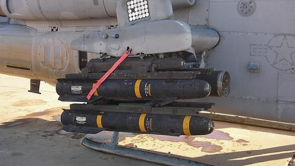 Dos misiles Hellfire montados en un AH-1W Super Cobra del Cuerpo de Marines de los Estados Unidos