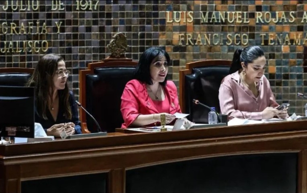 Ante lAnte los reclamos de diputadas emecistas, la presidenta de la Mesa Directiva, Marta Arizmendi, deja en claro que no se alcanzaron los votos.
