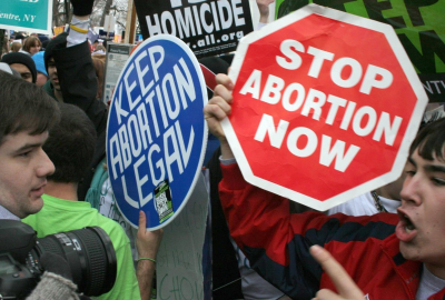 Manifestantes en pro y contra del aborto.