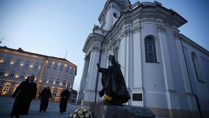 Un monumento a Juan Pablo II en el exterior de una iglesia de Watowice, Polonia