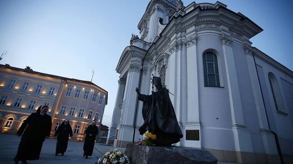 Un monumento a Juan Pablo II en el exterior de una iglesia de Watowice, Polonia