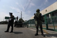 Integrantes de la Guardia Nacional custodian las inmediaciones del Hospital General Centro Médico Nacional La Raza, del IMSS, como parte del plan DN-III por la emergencia sanitaria.