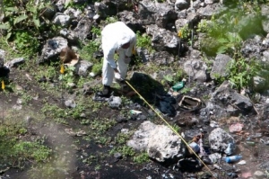 Peritos en busca de los normalistas desaparecidos, en Cocula, Guerrero.