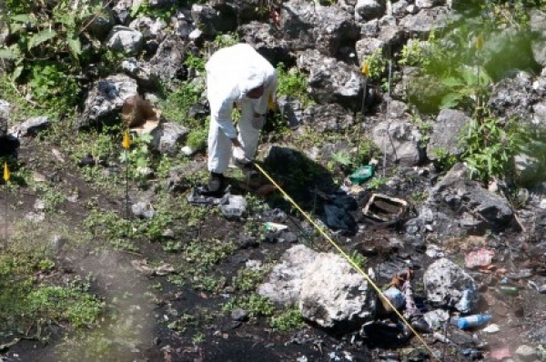Peritos en busca de los normalistas desaparecidos, en Cocula, Guerrero.