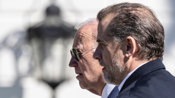 El presidente estadounidense, Joe Biden, y su hijo Hunter Biden en Washington, EE.UU., el 10 de abril de 2023.