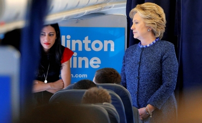 Hillary Clinton habla con su equipo, incluida Huma Abedin, en su avión de campaña