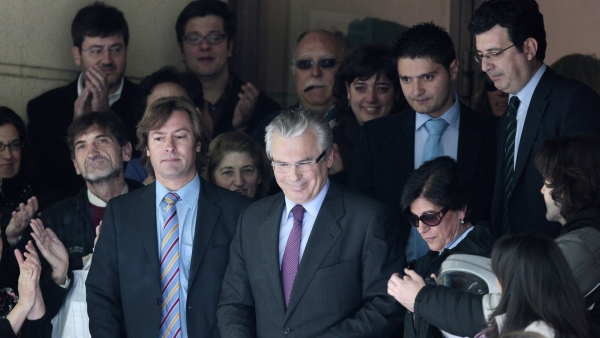 /Baltasar Garzón junto al juez Santiago Pedraz en mayo de 2010.