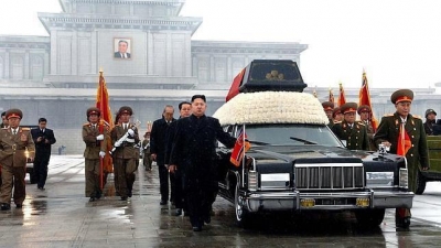 Funeral en 2011: el presidente Kim Jong-un y su número dos, al otro lado del coche fúnebre donde portaban los restos mortales del padre y antecesor en el cargo, Kim Jong-il
