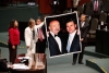Diputados exhiben una fotografía de Peña y Salinas en San Lázaro.
