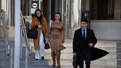La actriz Elisa Mouliaá saliendo de los juzgados tras declarar ante el juez. Madrid, 16 de enero de 2025.
