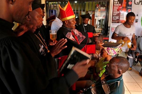 La iglesia africana de borrachos que celebra misas en bares y bautiza con cerveza