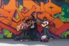 Una señora con dos menores de edad cantan en las calles de la Ciudad de México.