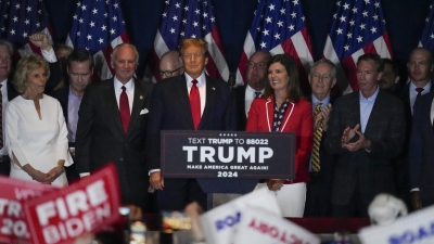 El precandidato presidencial republicano, el expresidente de EE.UU., Donald Trump durante una fiesta tras las elecciones primarias de Carolina del Sur en la ciudad de Columbia, el 24 de febrero de 2024
