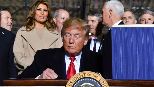 El presidente de EE.UU., Donald Trump, firma el presupuesto militar en el estado de Maryland, EE.UU., el 20 de diciembre de 2019.