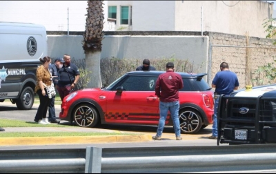 En la colonia Plaza Guadalupe un hombre es atacado a balazos de manera directa mientras conducía su vehículo.