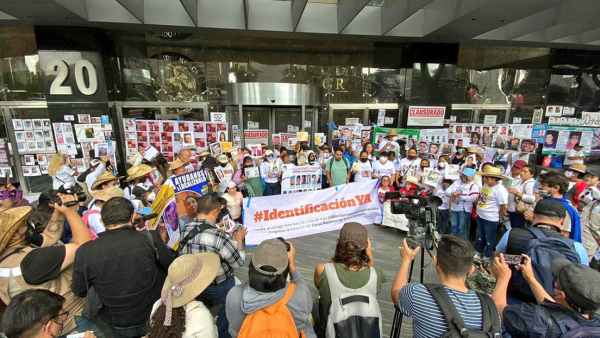 Familiares de desaparecidos &quot;clausuran&quot; la Fiscalía General de la República, Ciudad de México, 7 de agosto de 2022.