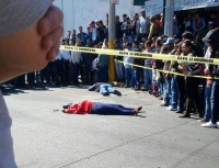 Los agresores escaparon a bordo de una camioneta GMC Yukon blanca, tras lo que se montó un operativo de búsqueda aunque no se logró dar con ellos.