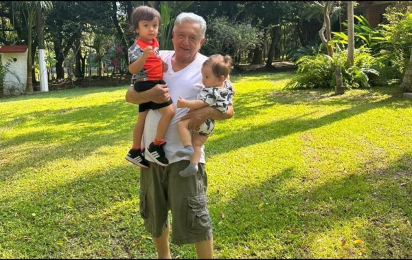 En su cuenta de Twitter, López Obrador subió una fotografía en donde se le observa con sandalias y bermudas.