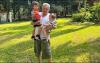 En su cuenta de Twitter, López Obrador subió una fotografía en donde se le observa con sandalias y bermudas.