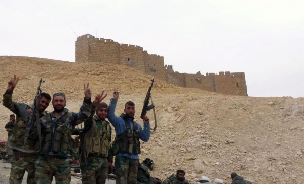 Milicianos pro El Asad, hoy ante la Ciudadela de Palmira