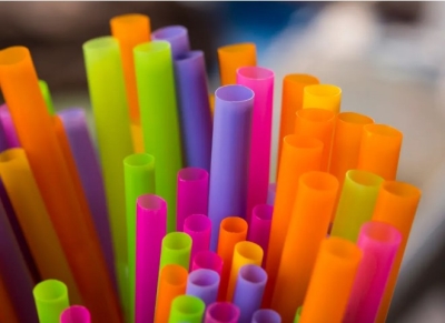 Pajitas de plástico estarán de regreso con Trump.