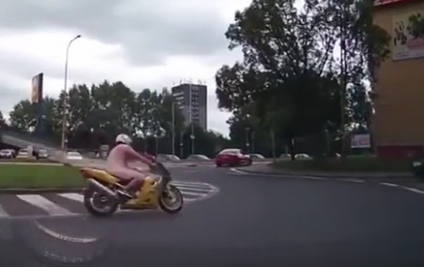 La policía checa persigue y detiene a hombre que viajaba desnudo a bordo de una motocicleta