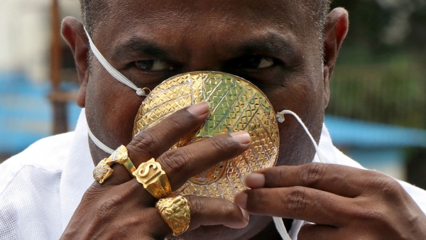 Shankar Kurhade usa su mascarilla facial hecha de oro en Pune, India, el 4 de julio de 2020.