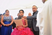 La fiesta de los XV años de Rubí comenzó antes del medio día con una misa en compañía de sus padres, familiares y amigos.