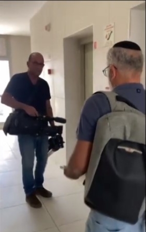 Funcionarios israelíes confiscan equipos de AP y eliminan tomas en vivo del norte de Gaza, citando una nueva ley de medios