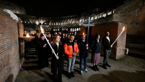 El Papa acepta el consejo de los médicos y sigue el Vía Crucis nocturno desde su casa