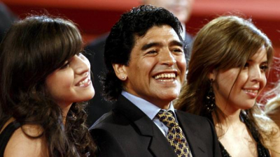 Maradona con sus hijas Dalma y Giannina