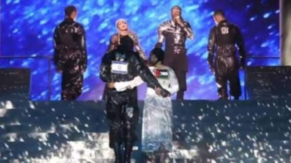Imagen de banderas de Israel y Palestina bordadas en la espalda de dos bailarines del show de Madonna.TVE