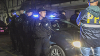 Policía escolta un vehículo en el que se encuentra el atacante de la vicepresidenta de Argentina, Cristina Fernández de Kirchner, el 1 de septiembre de 2022.