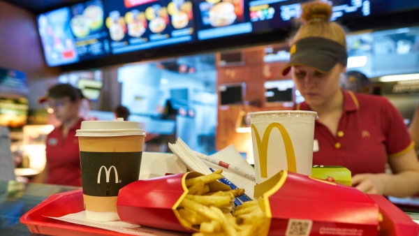 &quot;Ambiente de trabajo tóxico&quot;: Empleados de McDonald&#039;s denuncian agresión y acoso sexual