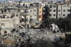 Los palestinos observan la destrucción tras un ataque israelí contra un edificio residencial en Rafah, Franja de Gaza, el domingo 3 de marzo de 2024.