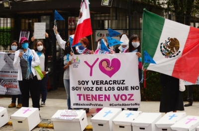 Integrantes de pro vida afuera del congreso del estado para pedir que no pase el aborto legal en Veracruz.