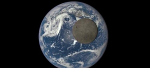 La serie de imágenes muestra el conocido com &quot;lado oscuro&quot; de la luna, el que no es visible desde la tierra