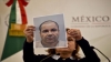 La mandataria mexicana Arely Gomez muestra una foto de &#039;El Chapo&#039; tras su huída.