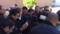 Manifestantes y el equipo de funcionarios y de seguridad del gobernador panista de Baja California, Francisco Vega de Lamadrid (a la izquierda) se enfrascaron en un zafarrancho cuando el mandatario abandonó el palacio de gobierno en Mexicali.