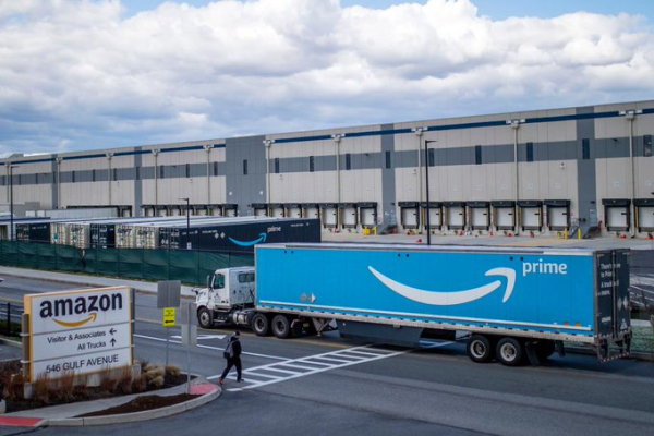 Evacuaron almacén Amazon en Nueva York por pelea violenta entre trabajadores