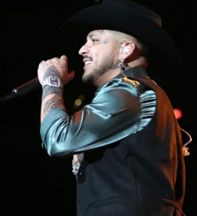 Christian Nodal hizo su debut como comentarista deportivo y le dicen: “Mejor cantar que narrar”