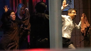 Varios rehenes lograron escapar de la cafetería del centro de Sydney, Australia.