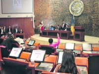 Para cumplir con la ley, diputados se suben el sueldo