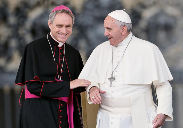 Gänswein en una foto de archivo con el Papa Francisco