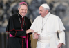 Gänswein en una foto de archivo con el Papa Francisco