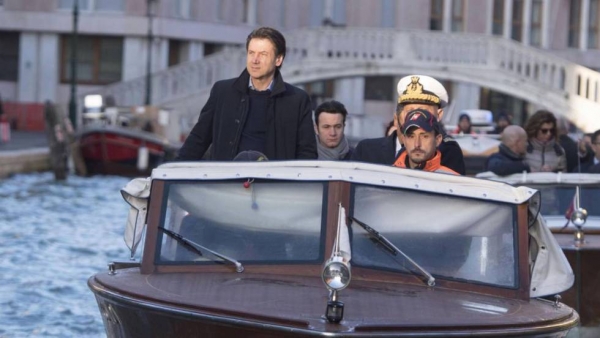 El primer ministro de Italia, Giuseppe Conte (a la izquierda), examina en una barca los daños tras las inundaciones en Venecia. En vídeo, Venecia inundada.