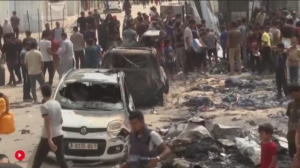 Un ataque israelí en la ciudad de Rafah, en el sur de Gaza, incendió un campamento de tiendas de campaña que albergaba a palestinos desplazados y mató al menos a 45 personas, lo que no hizo más que aumentar las crecientes críticas internacionales que Israel ha enfrentado por su guerra con Hamás.